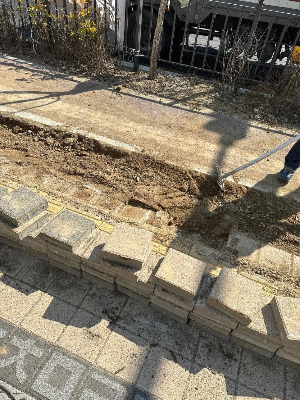 단지 내 보도 사각블럭 재포장 작업 전